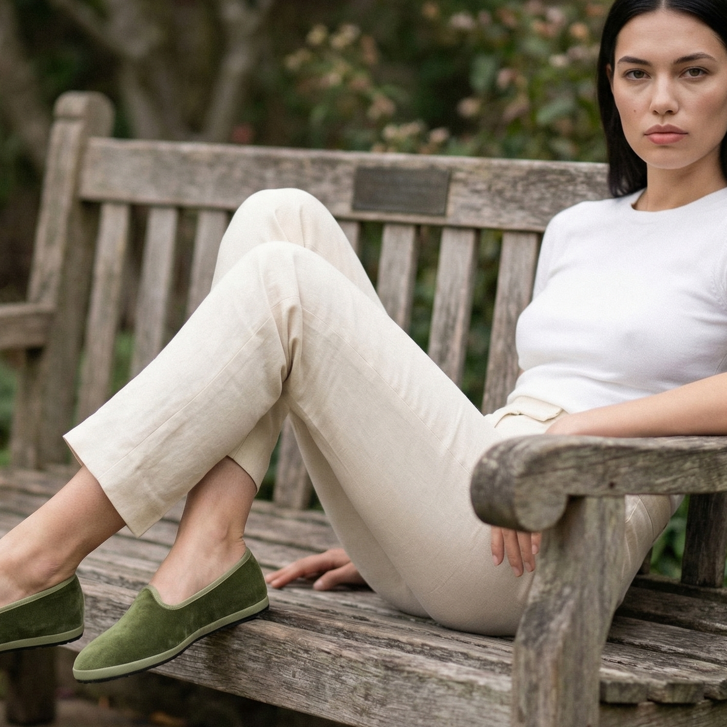 Modella con abbigliamento elegante Atelier Cecilia e scarpe friulane "le loftine"