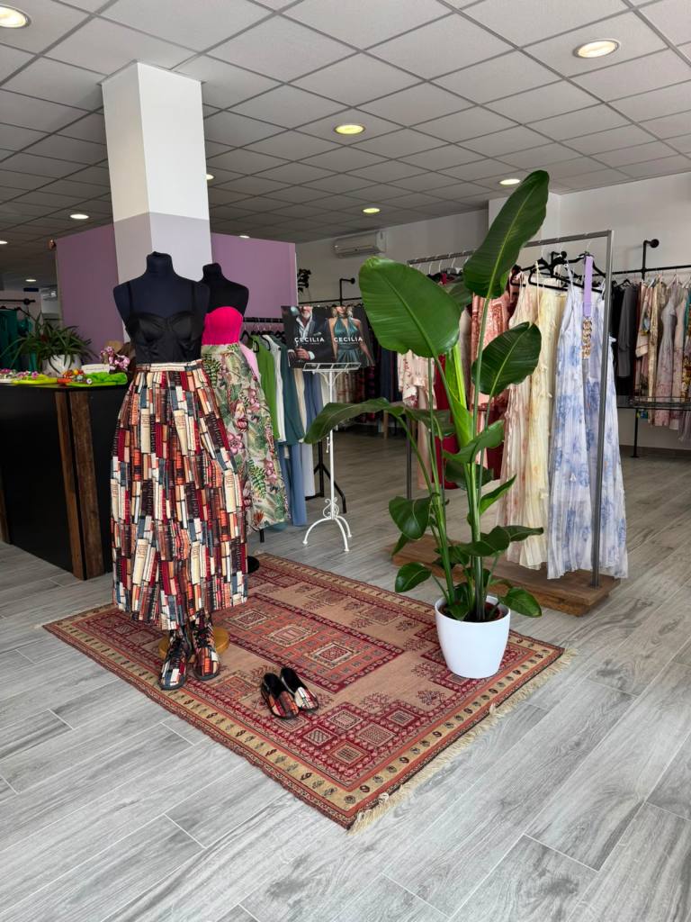 Interno dell'atelier con abiti da cerimonia