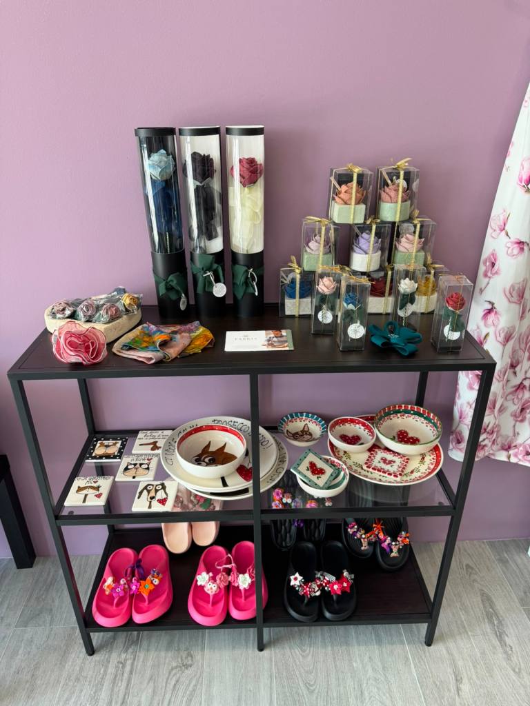 Esposizione di accessori e idee regalo